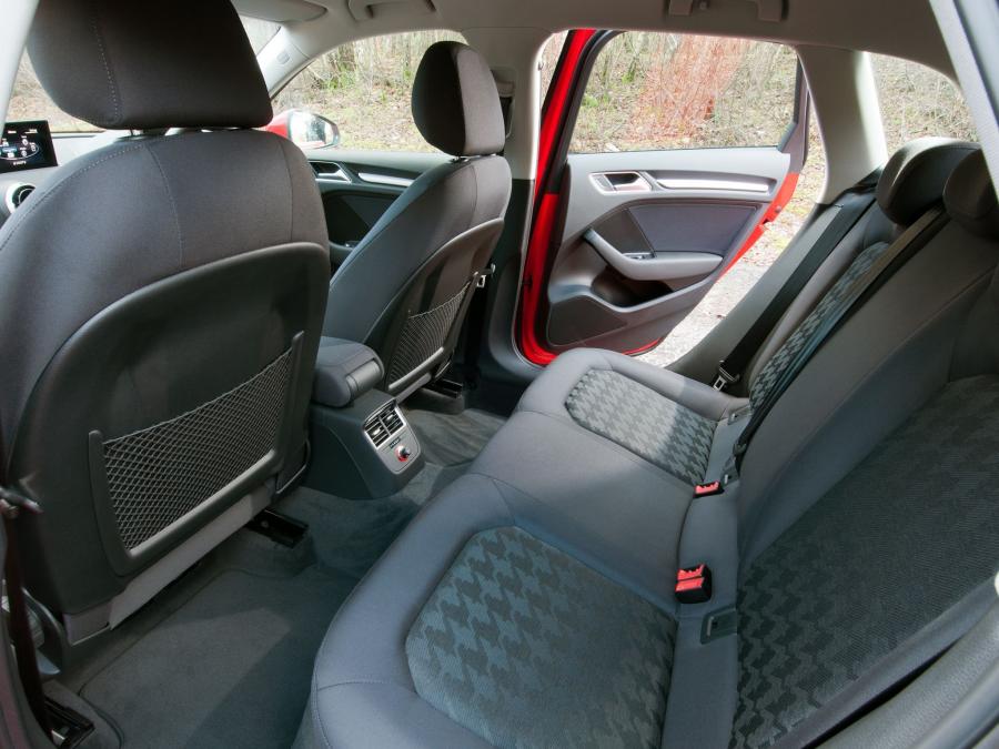 Интерьер Audi A3 Sportback 2.0 TDI (8V) 2013 года  (UK) (фото 8 из 9)